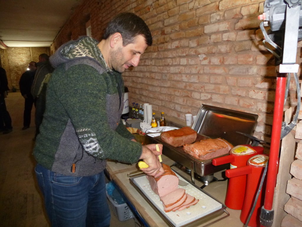 Alexander Weber bewirtet beim Richtfest mit leckerem Fleischkäse und mehr